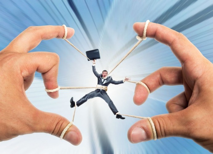 Dyrektor zarządzająca serwisu careerealism.com uważa, że jeśli ktoś zdecyduje się już odejść, jego dotychczasowy szef może zaproponować kontrofertę. Nieważne, jak bardzo będzie prosił obecny szef, nie przyjmuj jego oferty i trzymaj się raz podjętej decyzji. Jeśli bowiem przyjmiesz tę ofertę, firma i tak już nie będzie ci ufała tak, jak dawniej. Ponadto twój entuzjazm szybko wyparuje, a wtedy ostatecznie i tak odejdziesz – uważa O’Donnell. Po co w ten sposób palić za sobą mosty – pyta Dyrektor zarządzająca serwisu careerealism.com.