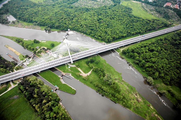 Most Rędziński we Wrocławiu - most wantowy nad całą Wyspą Rędzińską na Odrze jest częścią Autostradowej Obwodnicy Wrocławia na A8. Sam most ma długość 612 m, a wraz z estakadami - 1742 m. Wysokość  pylonu, na którym zawieszona jest żelbetowa konstrukcja mostu to 122 m, jest to tym samym najwyższa tego typu przeprawa w Polsce.  Most posiada także najdłuższe przęsło żelbetowe w Polsce  o długości  256 m. Wykonawcą inwestycji, której budowa trwała w latach 2008-2011, były firmy Mostostal Warszawa i Acciona Infraestructuras. Koszt budowy przeprawy sięgnął 576 mln zł.