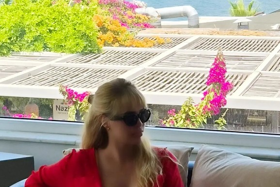 (FOTO) FLUORESCENTNI BIKINI I CRVENI OGRTAČ NA VATRENOJ PLAVUŠI Ćerka Jasne Milenković Jami izazvala kolaps na letovanju, pokazala kako uživa