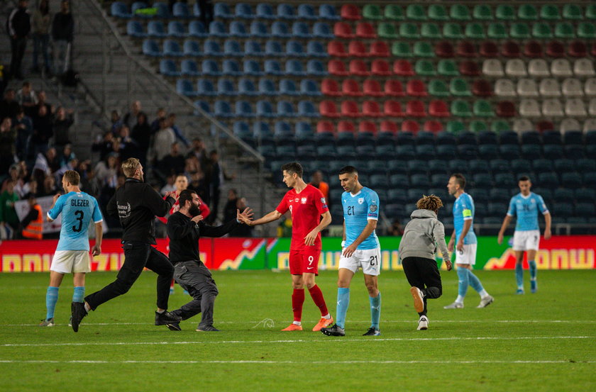 Dwie minuty przed końcem meczu Izrael – Polska (1:2) w Jerozolimie zrobiło się groźnie, bo na boisko wbiegli kibice