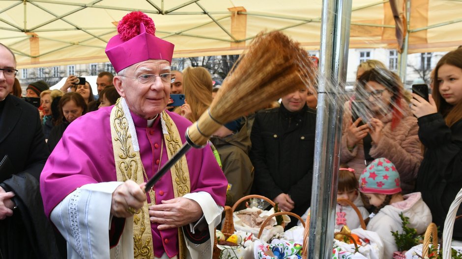 Abp Marek Jędraszewski podczas poświęcenia pokarmów wielkanocnych