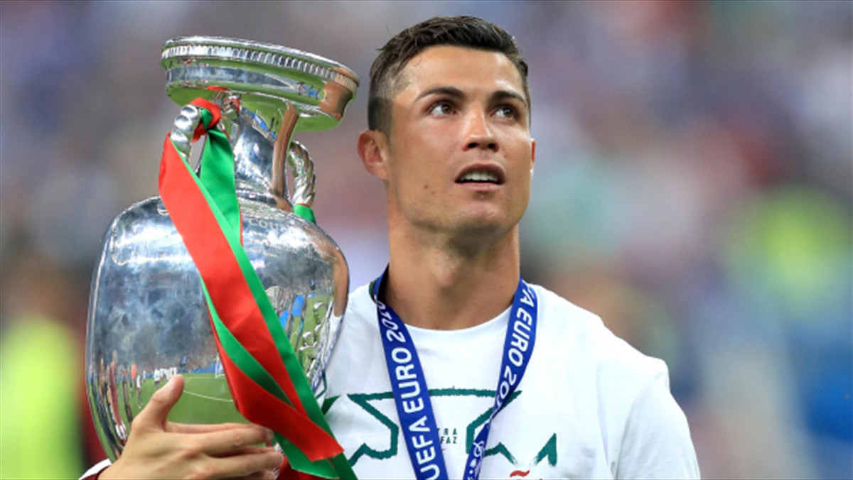 Portugalski związek piłki nożnej opublikował wzruszające wideo z szatni po finale Euro 2016, w którym piłkarze Fernando Santosa po dogrywce pokonali gospodarzy turnieju Francuzów. W głównej roli występuje Cristiano Ronaldo, który wygłosił emocjonalne przemówienie.