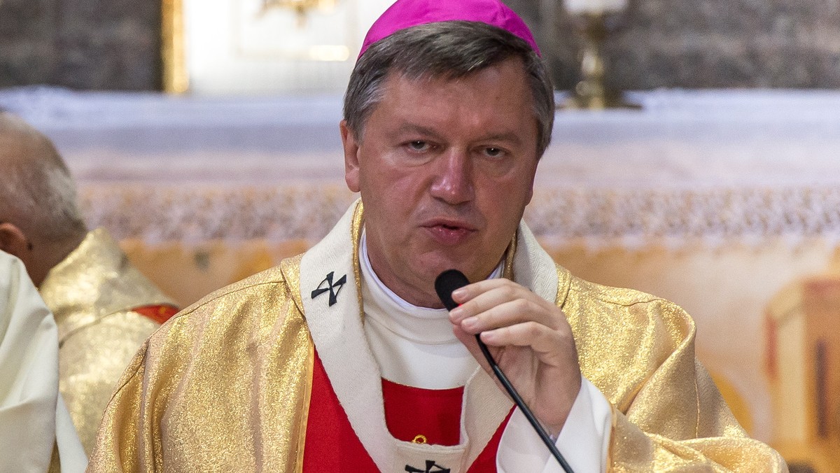 Wrocławski metropolita abp Józef Kupny skomentował podczas pasterki w katedrze sytuację polityczną w Polsce. Jak informuje "Gazeta Wyborcza", zaapelował o to, by zakopać podziały w kraju.