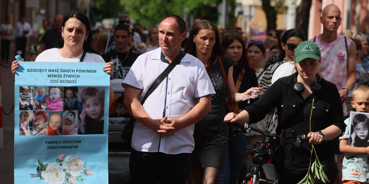 Biały marsz w miesięcznicę śmierci Kamilka ( † 8l.). 