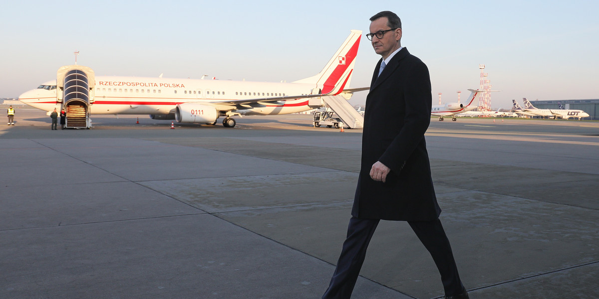 Premier Mateusz Morawiecki na warszawskim lotnisku, przed wylotem do USA. 11 kwietnia 2023 r.