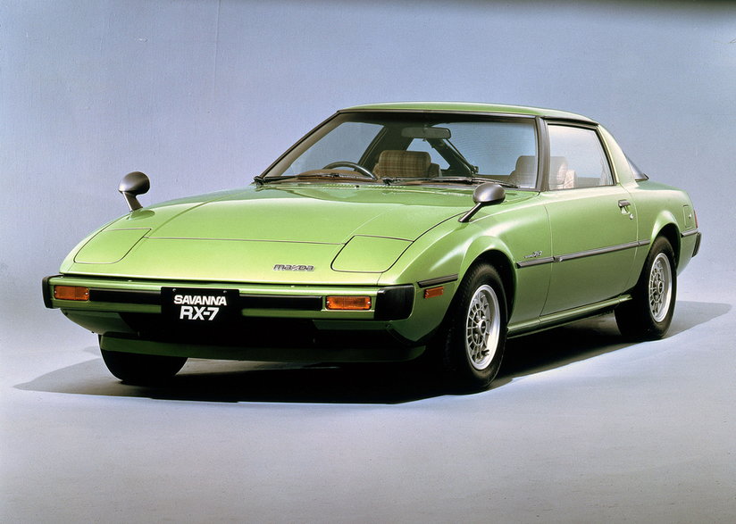 Mazda RX-7 (pierwsza generacja; 1978-1985) z wyłączonymi, czyli schowanymi reflektorami.