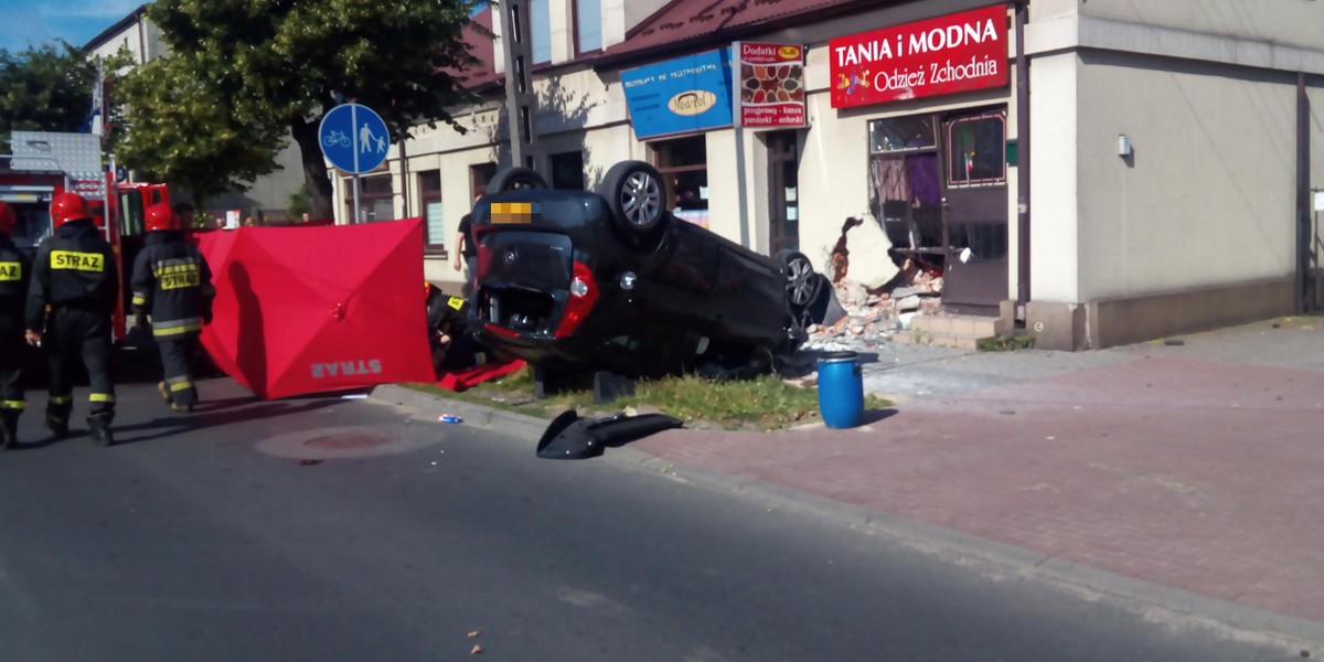 Tragedia w Zduńskiej Woli. Opel wbił się w dom. Śmierć kierowcy