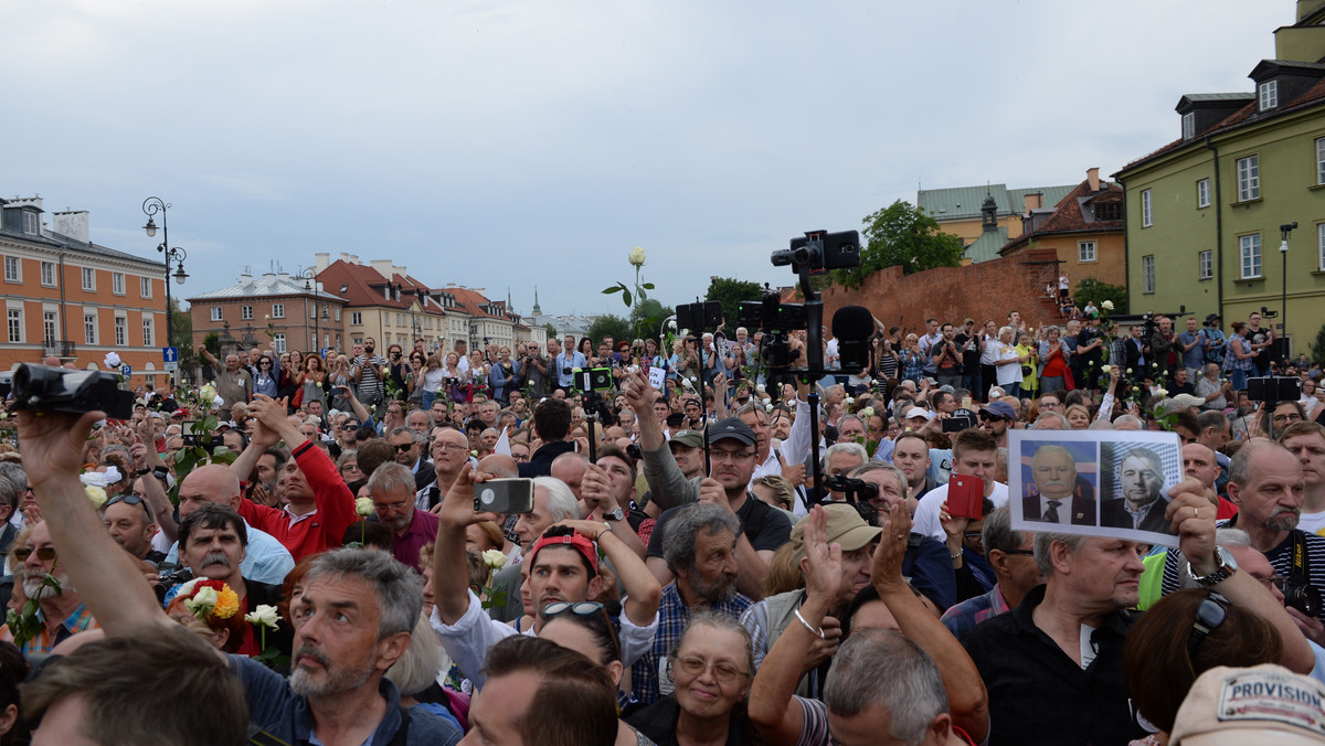 Pomimo apeli prodemokratycznego działacza z czasów komunizmu Władysława Frasyniuka oraz byłego prezydenta Lecha Wałęsy protesty w ramach kontrmiesięcznicy w Warszawie nie przyciągnęły wielkich tłumów - pisze na swej stronie internetowej "New York Times".