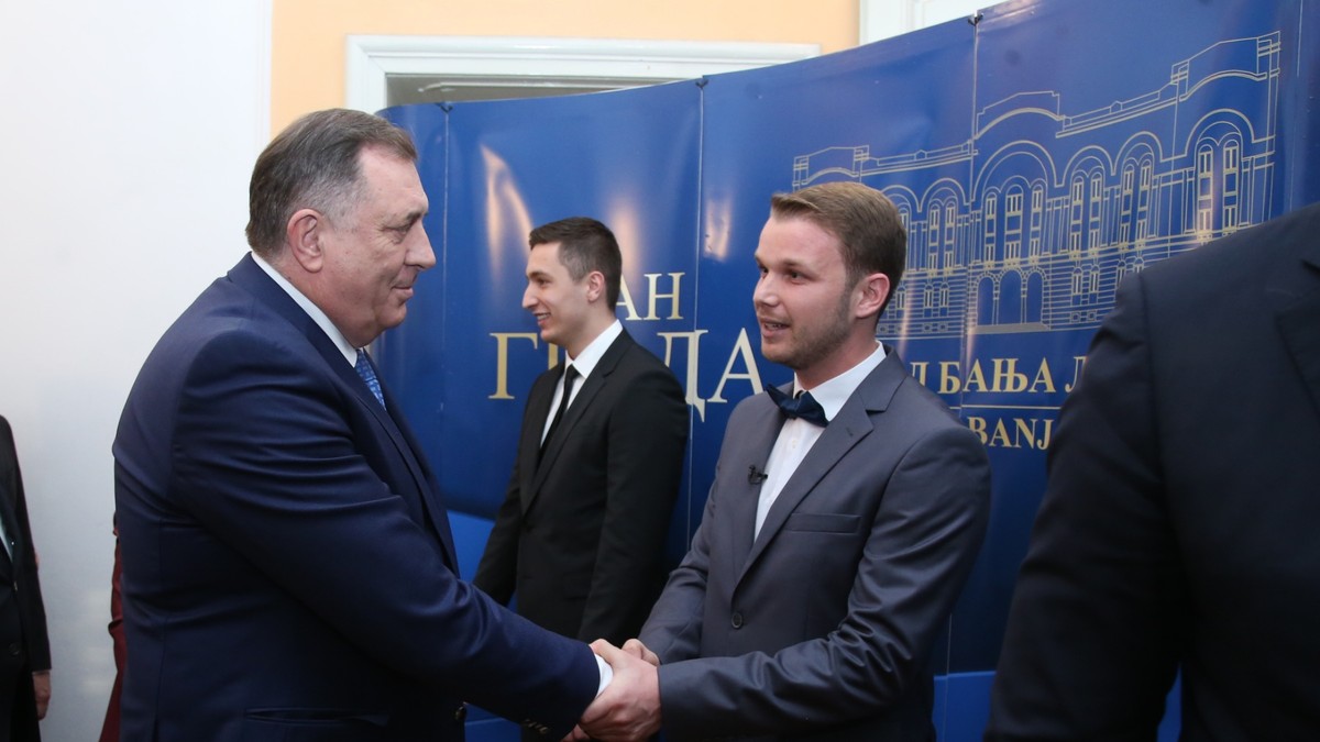 STISAK RUKE LJUTIH RIVALA Dodik čestitao Stanivukoviću, gradnačelnik ...