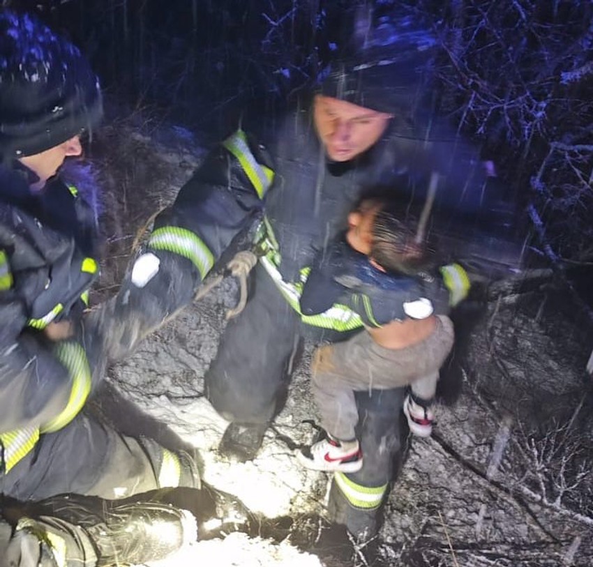 Tročlana porodica sletela kolima u kanjon reke Ibar