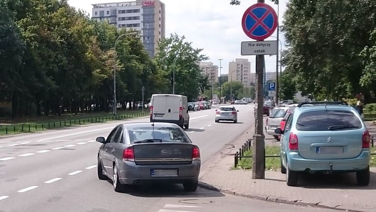 - Stwierdziłem, by dał sobie spokój, bo najpierw wymusił pierwszeństwo, a potem blokował przejazd innych samochodom. W odpowiedzi zostałem znokautowany, mam pękniętą szczękę i odmę podskórną – mówi Onetowi Michał, 32-latek z Warszawy, który podczas przejażdżki rowerem padł ofiarą agresywnego kierowcy. Teraz poszukuje świadków zdarzenia. Zgłosił się na policję, która ustala sprawcę pobicia.