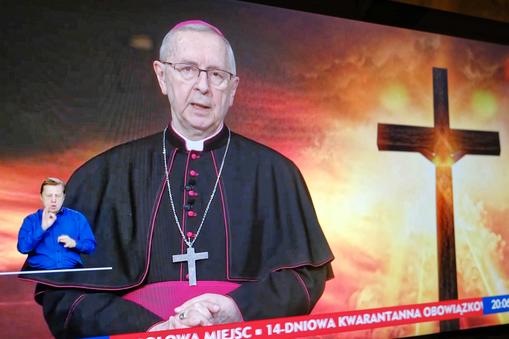 Koronawirus w Polsce. Przewodniczący KEP abp Stanisław Gądecki (na ekranie) podczas nadzwyczajnego orędzia telewizyjnego