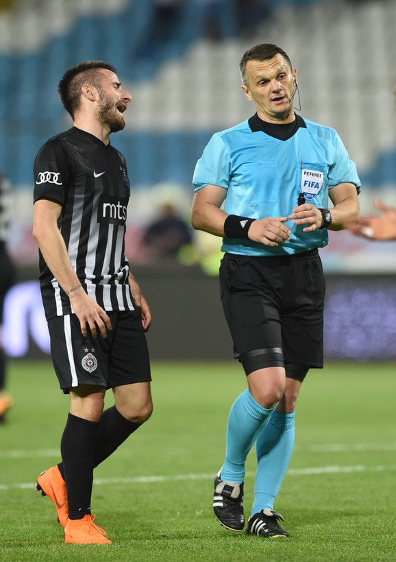 Zoran Tošić u razgovoru sa sudijom Danilom Grujićem