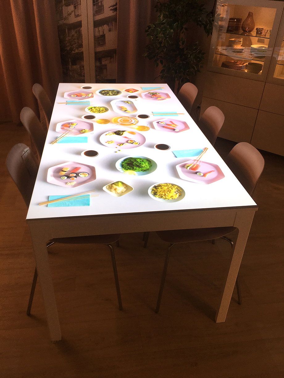 Z kolei na stole w specjalnej Kuchni Doznań wyświetlają się wizualizacje naczyń i potraw