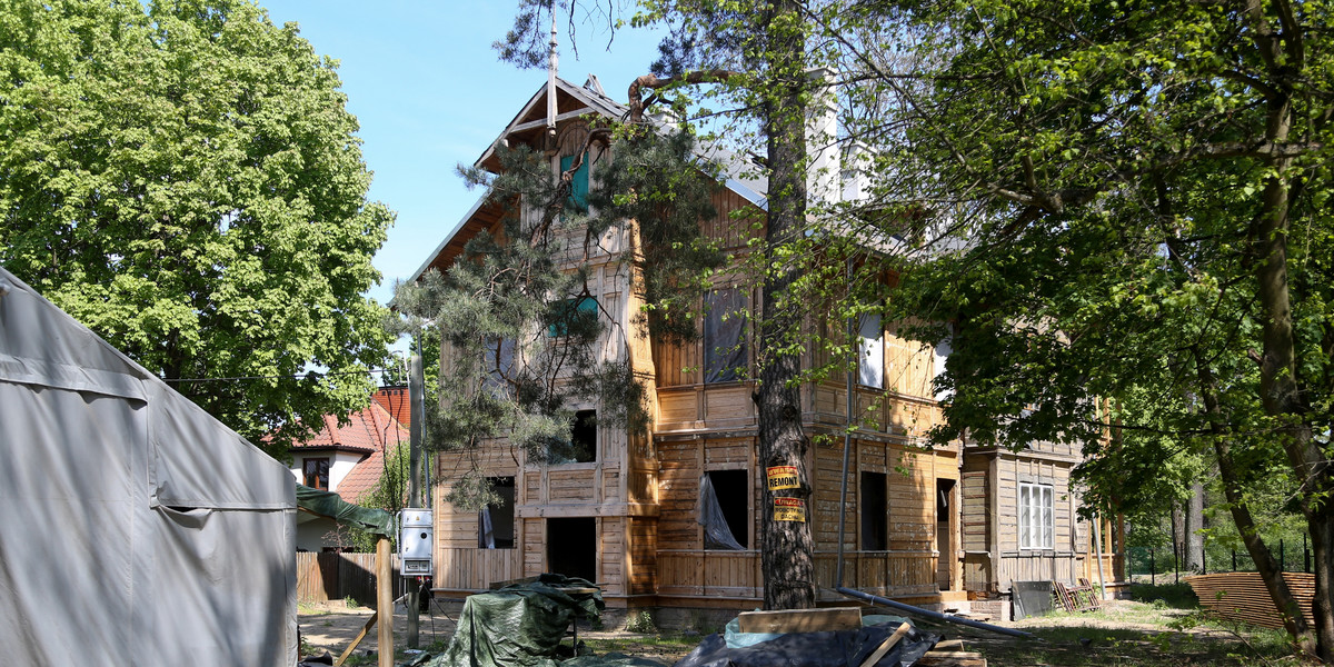 Budynek przy ulicy Fletniowej 2 na Białołęce to dwupiętrowa willa ze zdobionym gankiem, dużymi przeszklonymi werandami i koronkowymi dekoracjami snycerskimi.