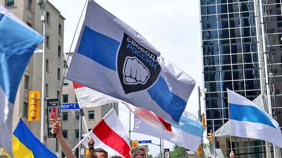 Flaga Legionu Wolność Rosji na niedawnej demonstracji wsparcia dla Ukrainy w Toronto w Kanadzie