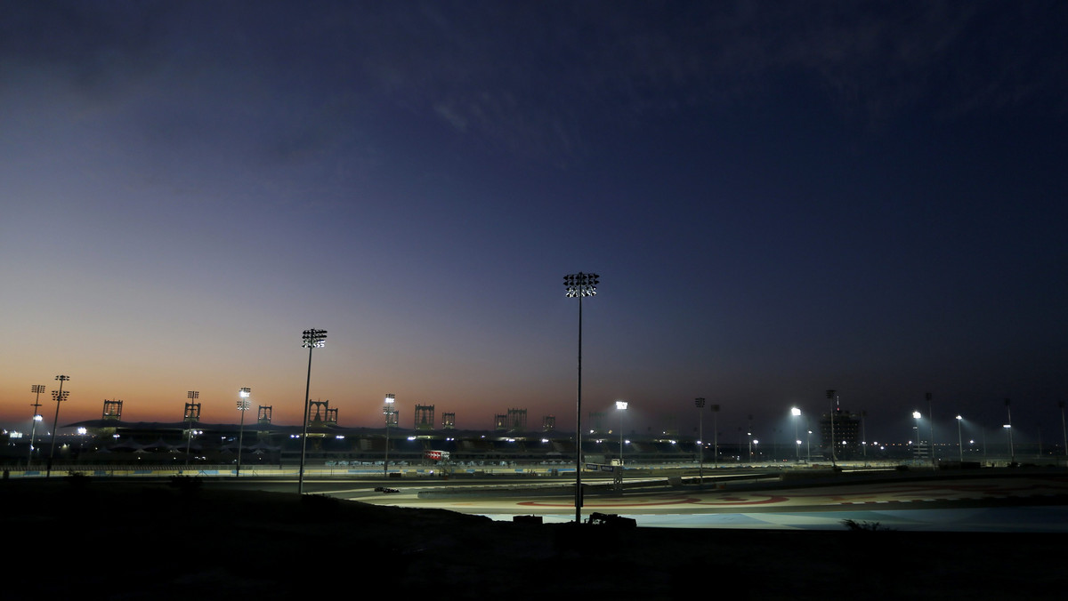 Prawie pół tysiąca słupów z lampami zawieszonymi na wysokości od 10 do 45 metrów - to nowość na torze Sakhir pod Manamą. W ten sposób Bahrajn będzie miał swój nocny wyścig w Formule 1.