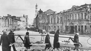 "Cały Charków naklejał na okna paski papieru. Wyglądały jak krzyże stawiane na grobie władzy sowieckiej" 