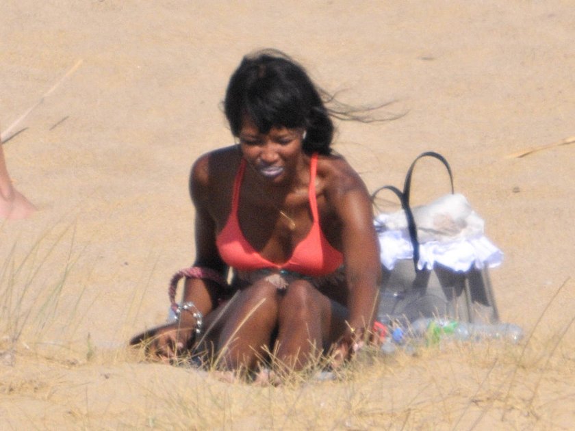 Naomi Campbell siedzi na plaży