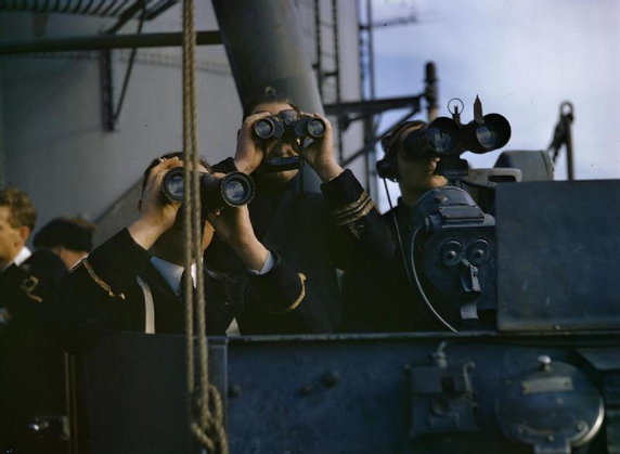 Oficerowie brytyjskiej marynarki wojennej obserwują miejsce desantu. 