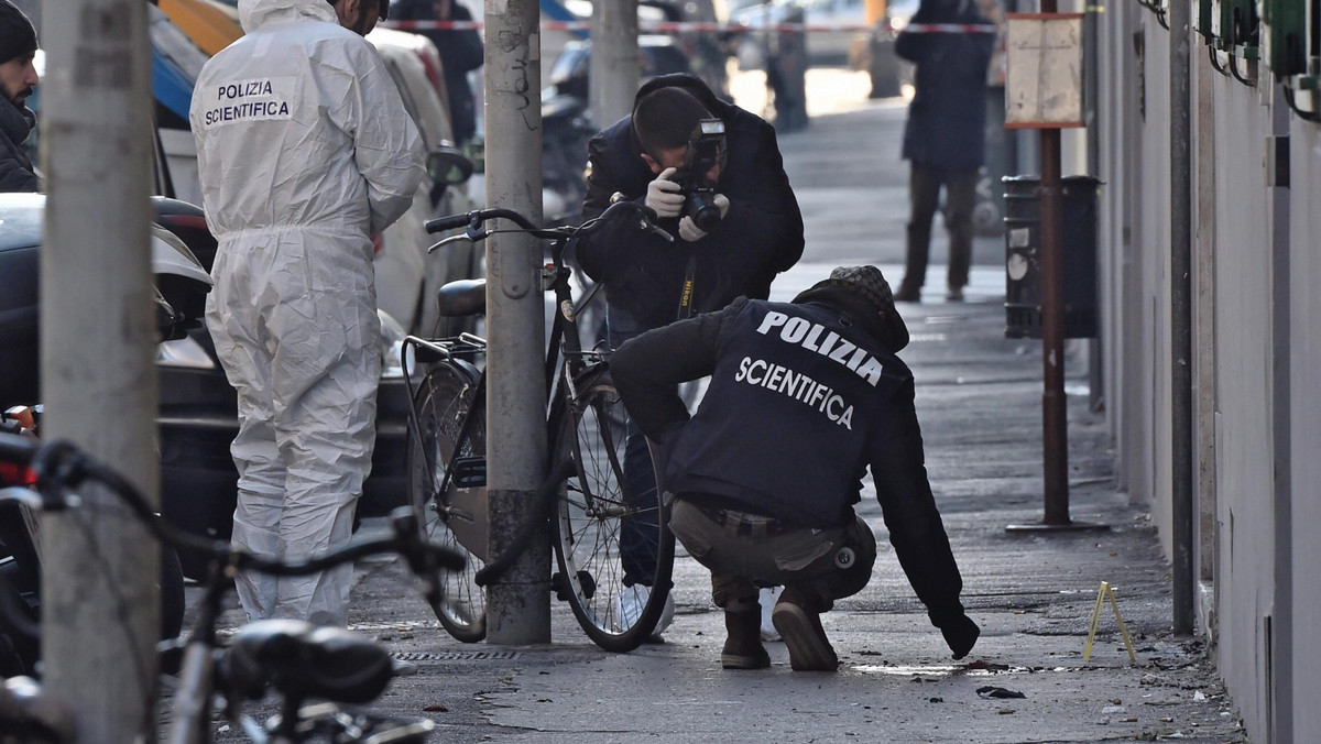 Ładunek wybuchowy umieszczony przed księgarnią prowadzoną przez neofaszystowskie ugrupowanie we Florencji eksplodował rano, powodując poważne obrażenia u policjanta, który próbował go rozbroić - podały władze.