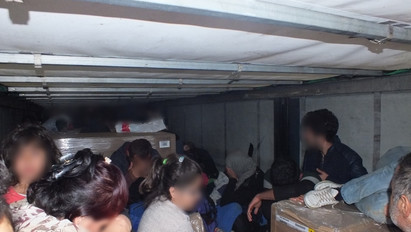 32 migránst találtak egy kamionban a magyar-román határnál - fotók