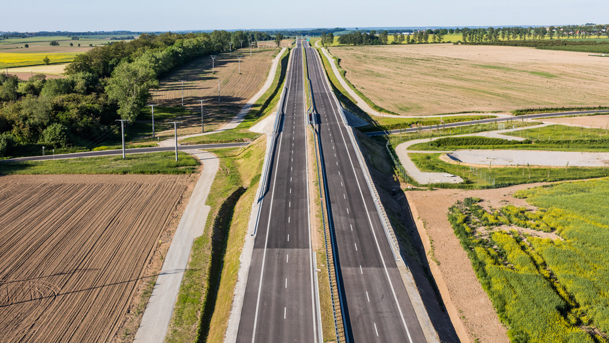 Szczeciński oddział Generalnej Dyrekcji Dróg Krajowych i Autostrad ogłosił wczoraj przetarg na wykonanie dokumentacji niezbędnej do uzyskania decyzji środowiskowej dla drogi S10 ze Szczecina do Piły. Prace przygotowawcze mają objąć drogę ekspresową o długości 114 km.