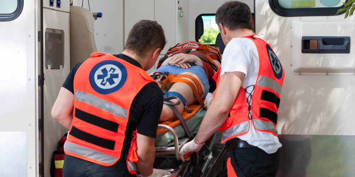 Rzucił się na ratownika medycznego i uciekł. Agresora złapała policja