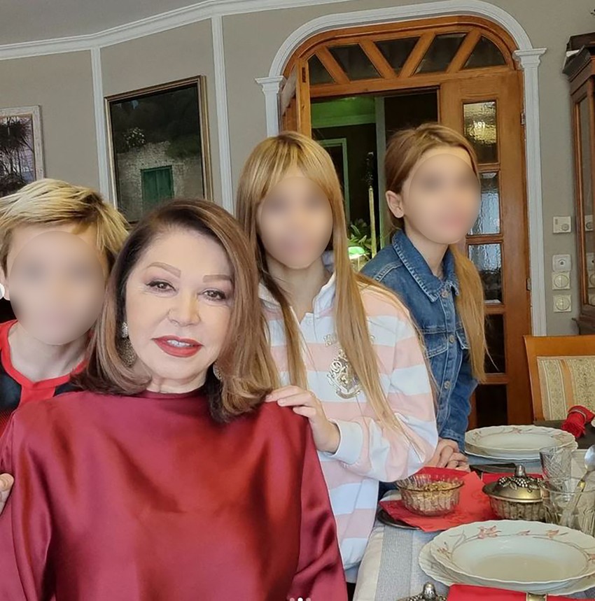 Neda Ukraden sa unučićima