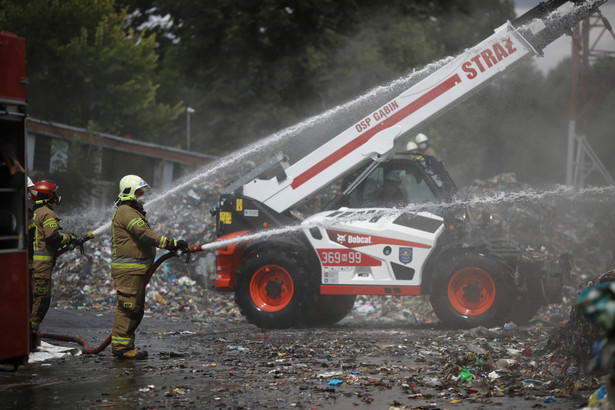 Akcja gaszenia pożaru składowiska odpadów w miejscowości Miszewo Murowane
