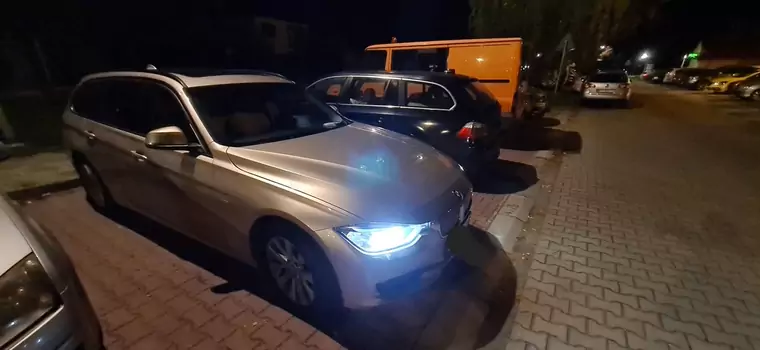 Zaparkował na noc swoje BMW. Zapomniał o włączonym silniku