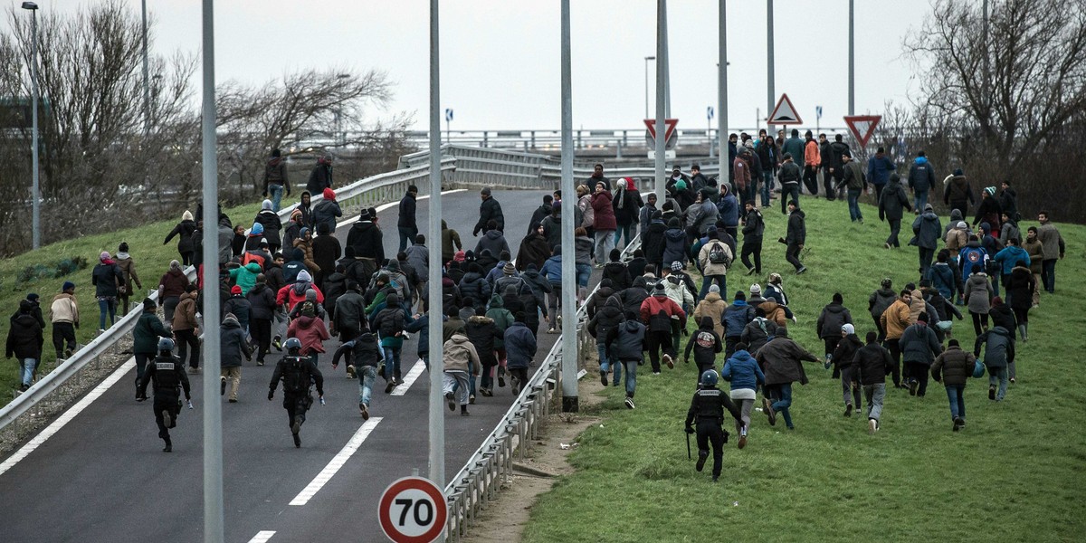 Uchodźcy zaatakowali autobus z dziećmi