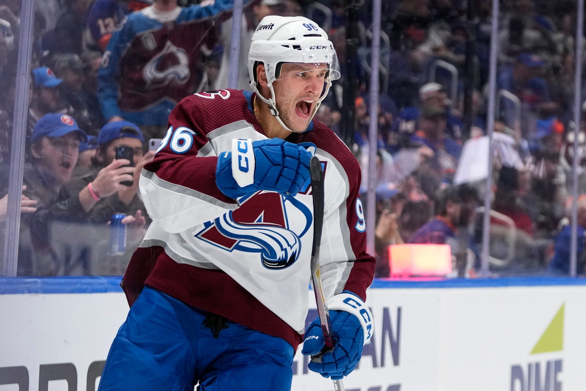 Hráč Colorada Avalanche Mikko Rantanen oslavuje gól.