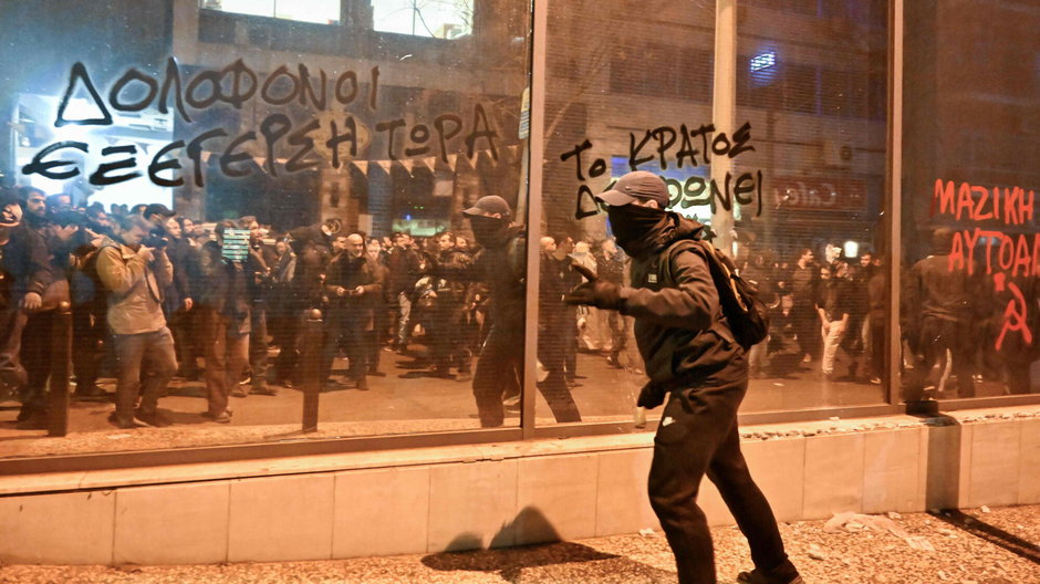 Grecy protestujący na ulicach Aten