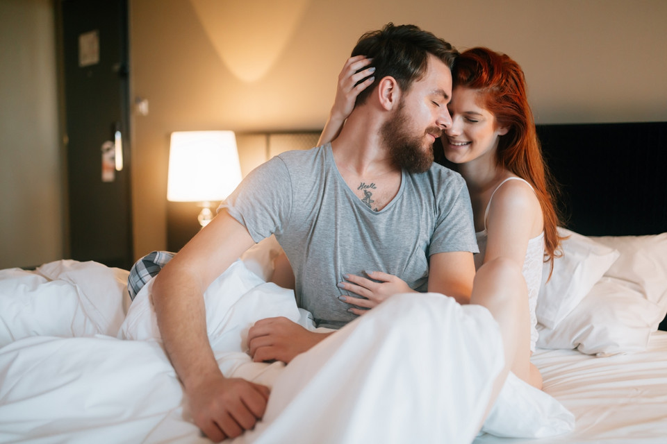 Masowanie/dotykanie włosów i skóry głowy może sprawić, że partner przymknie oczy pod wpływem pobudzenia seksualnego (delikatny dotyk i drapanie)