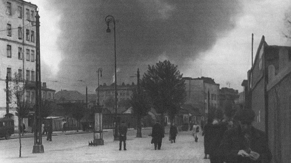 Powstanie w getcie warszawskim. Dymy pożarów widziane z ulicy Wolskiej.