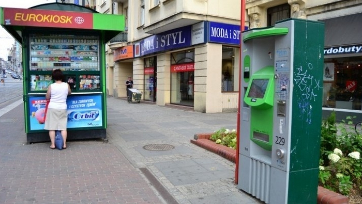 Zarząd Transportu Miejskiego ma ogromne problemy z systemem PEKA, a do tego sprzedaż biletów długookresowych regularnie spada. To fatalna wiadomość dla urzędników, bo oznacza odpływ stałych klientów.