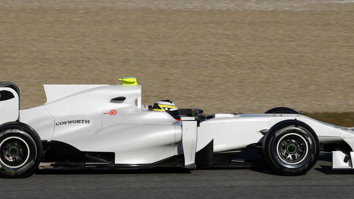 Podczas, gdy wszystkie zespoły Formuły 1 cieszą się z nowych bolidów i pokazują je na torze w Jerez, team HRT znów ma problemy. W czwartek kierowcy HRT próbowali przejść obowiązkowe testy zderzeniowe FIA, jednak bezskutecznie i przed pierwszymi testami w Barcelonie bolid będzie musiał być poprawiony.