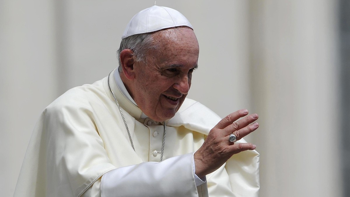 Papież Franciszek powiedział podczas dzisiejszej audiencji generalnej w Watykanie, że chrześcijański ślub to nie tylko "ceremonia w kościele, z kwiatami, suknią, zdjęciami". Podkreślił, że miłość małżonków jest bogactwem dla Kościoła i świata.