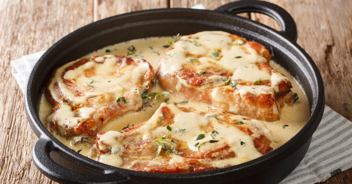 Pyszny obiad na niedzielę. Podajemy przepis, Ty gotujesz. Delikatne bitki ze schabu w kremowym sosie