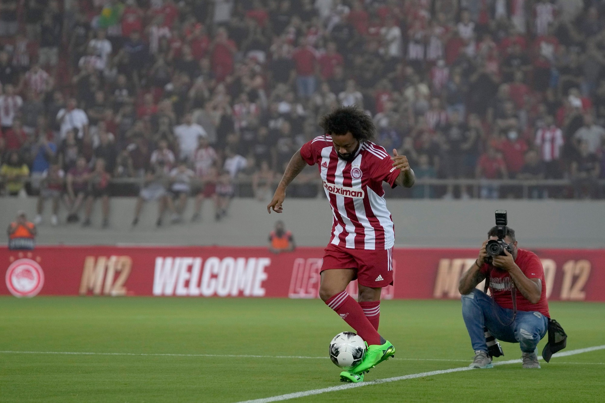 Marcela vítalo v Pireu 20.000 fanúšikov Olympiakosu.