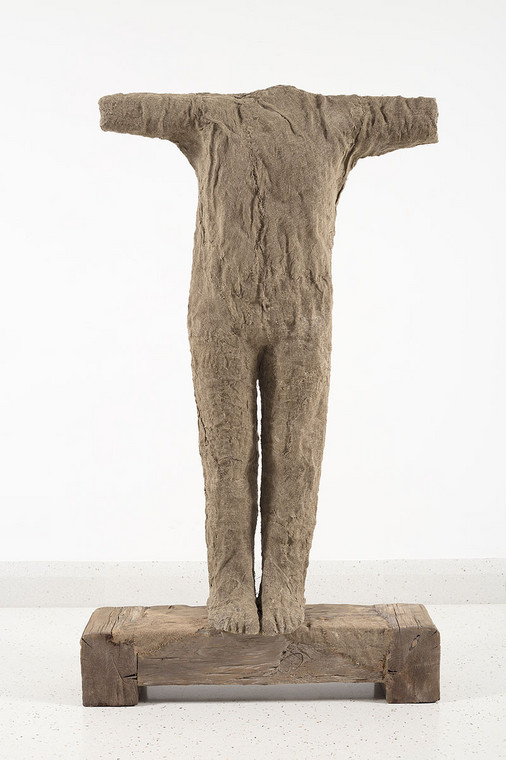 Magdalena Abakanowicz "Figura z otwartymi ramionami", 1984