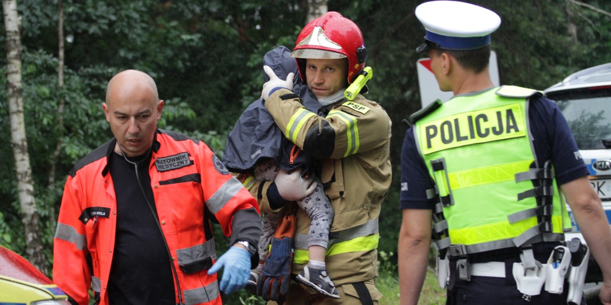 Jak wygląda praca na miejscu wypadku, gdy brały w nim udział dzieci? Zdjęcie z tragedii w Jamnicach, które wstrząsnęło Polską.