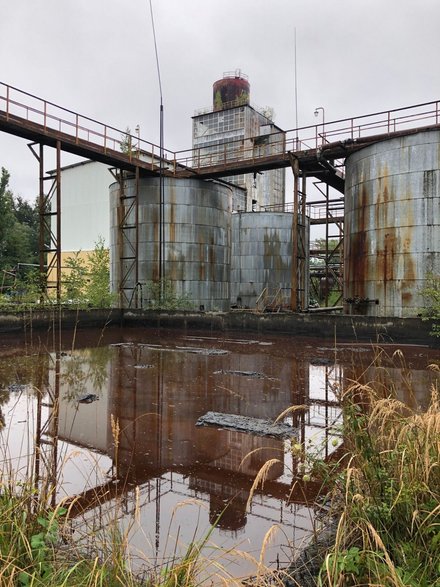 Odpady niebezpieczne na terenie byłych zakładów Terpen - 27.08.2022 - autor: Nadesłane przez czytelnika