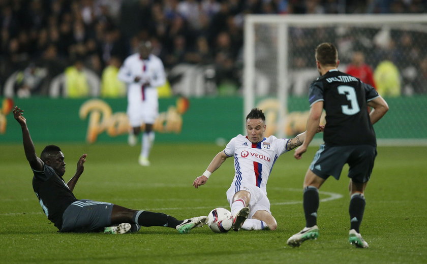 Ajax's Amin Younes in action with Lyon's Anthony Lopes