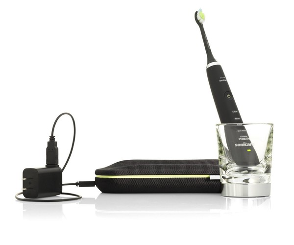 <b>Philips Sonicare DiamondClean Black</b>
<br><br>
Czy coś tak zwyczajnego, jak szczoteczka do zębów może wzbudzać zachwyt? Tak, jeśli jest to soniczna szczoteczka DiamondClean. Urządzenie zostało wyposażone w kilka trybów pracy, a dzięki możliwości ładowania przez port USB, szczoteczkę DiamondClean możemy zabrać ze sobą nawet w najbardziej zwariowaną podróż.
<br><br>
Cena: ok. 599 zł