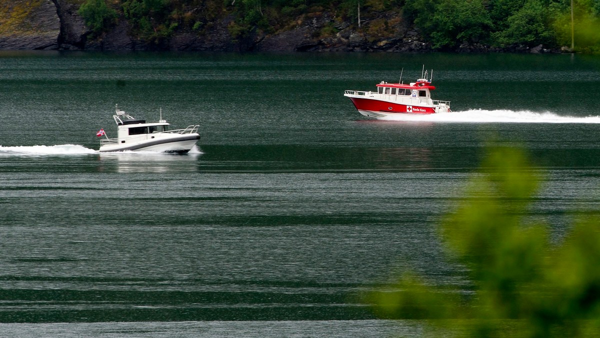 Norweskie służby ratunkowe zakończyły akcję poszukiwania trzech Polaków, zaginionych u wybrzeży Norwegii. Mężczyźni nie zostali znalezieni. Norwegowie przypuszczają, że cała trójka nie żyje. Informacje Polskiego Radia potwierdził polski konsul w Oslo Marcin Spyrka.