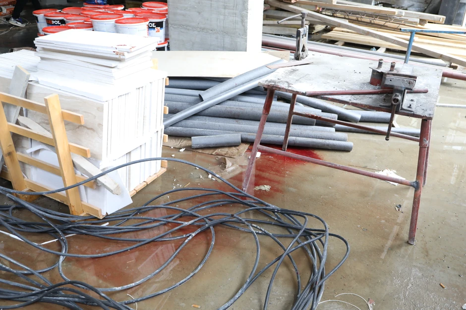 Tragovi krvi u prizemlju, dva nivoa iznad mesta nesreće