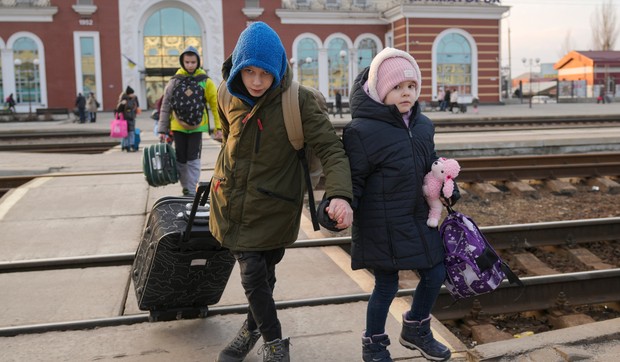 Ukrajnska deca evakuišu se iz Kramatorska nakon što je Rusija pokrenula invaziju 24. februara 2022.