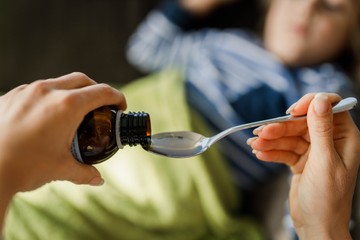 Hogyan adjam be a gyermeknek a gyógyszert, ha ő nem akarja? Az orvos válaszol